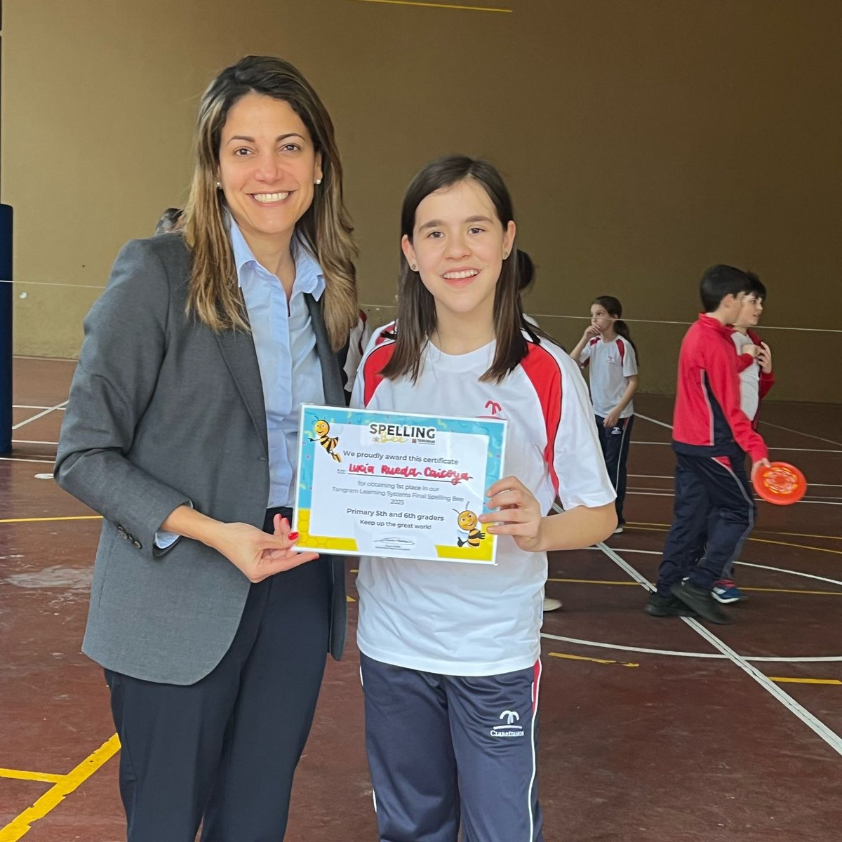 Tangram_LS's tweet image. 🐝✨ ¡Más finalistas del #XIIISpellingBee 2025! ✨🐝

Nos llegan noticias desde el Colegio @codemagijon, donde han celebrado su fase escolar. 🎤

Ya tenemos a los finalistasque representarán al cole en la gran final nacional. ¡Enhorabuena, campeones! 🏆🎉

#TangramLearningSystems