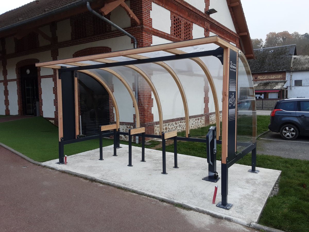 Abri_Plus's tweet photo. Le saviez vous ❓

Chez Abriplus nous fabriquons et proposons une grande offre de supports vélos 🚲

Bornes, anneaux, supports et racks pour vélos classiques et électriques : une large gamme de modèles pour optimiser la capacité de stationnement de vos espaces ! https://t.co/w63iAY3Ou6