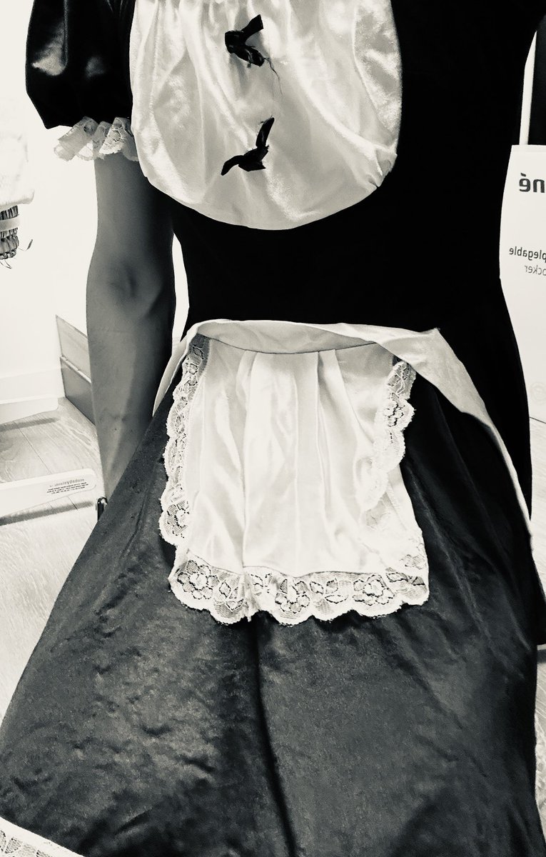 BabyChloe_Nelly's tweet photo. Pendant que ma femme vit ses plaisirs avec ses amants à l’hôtel, moi, mari cocu en tenue de soubrette et dévoué, je fais briller la maison. Servir, c’est aimer !

Chacun son rôle dans le couple moderne ! 🥰
@QueenMathilde14 https://t.co/gNGFofvVP6