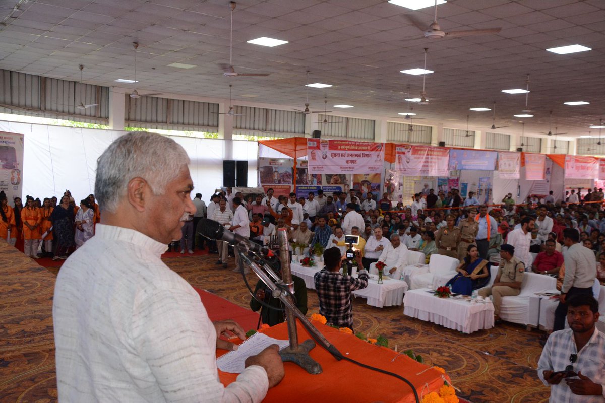 केंद्र सरकार के 10 वर्ष एवं प्रदेश सरकार सेवा, सुरक्षा व #सुशासन नीति के 8 वर्ष पूर्ण होने के उपलक्ष्य में "उत्तर प्रदेश: देश का ग्रोथ इंजन" थीम पर त्रिदिवसीय महोत्सव का शुभारंभ प्रभारी मंत्री <a href="/JaswantSainiBJP/">Jaswant Singh Saini</a> जी ने किया व उत्कर्ष के 8 वर्ष #विकास पुस्तिका का विमोचन किया।