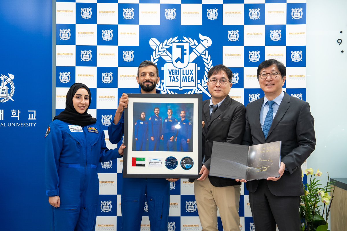 Astronaut_Nora's tweet image. التقيت طلاب جامعة سيؤول الوطنية، والمعهد الكوري المتقدم للعلوم والتكنولوجيا مع وفد من دولة الإمارات.. أجمل ما في مجال الفضاء هو أنه يجمعنا من كل الدول والثقافات لنعمل كفريق واحد ونستكشفه معًا..

I met students at Seoul National University and the Korea Advanced Institute of…