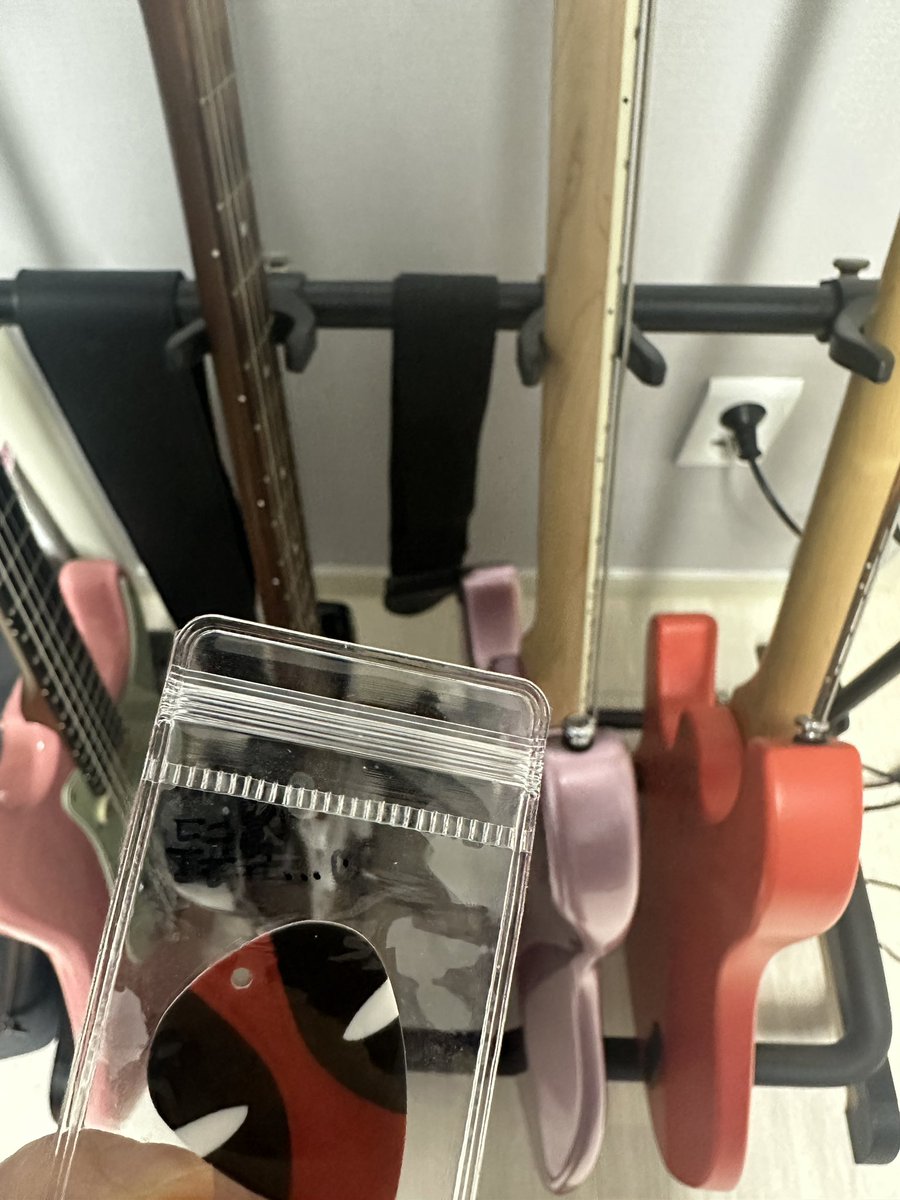 이쁜 피크 아까워서 어떻게 써..🥲🥲 
곡 하나 완성하고 써야지…
잃어버린 피크 한 박스라 이거까지 피크요정이 가져갈까봐 금고에 넣어둘까 고민 중