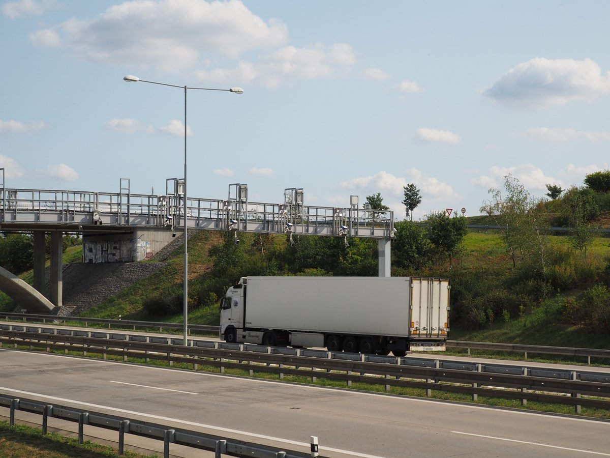 V únoru uhradili dopravci na mýtném 1,5 mld. Kč (meziročně + 17 %). Od začátku roku dosáhl výnos z mýtného 2,99 mld. Kč, 89 % z toho jsou poplatky za jízdu po dálnicích. Například nový dálniční obchvat Českých Budějovic odvedl z krajského města v únoru 41 124 nákladních vozidel.