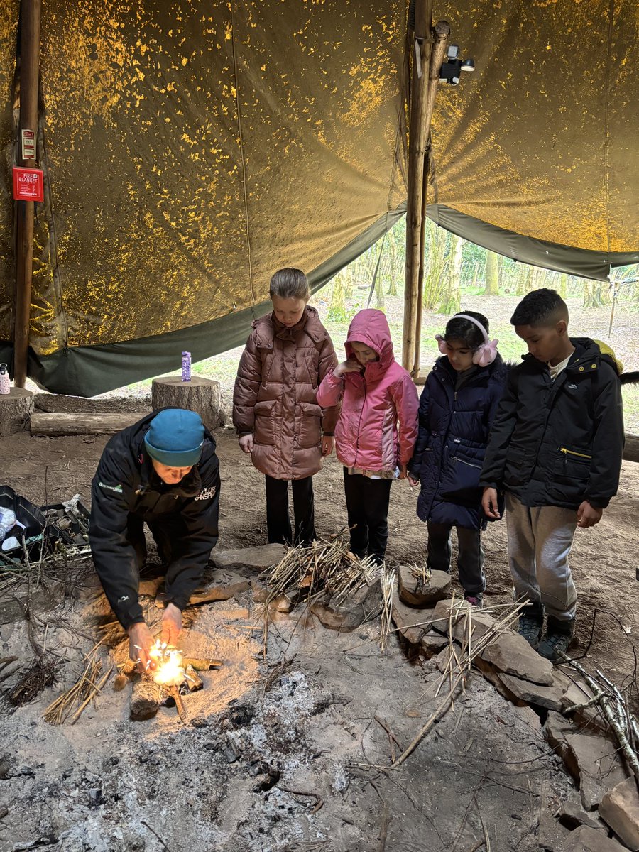 DerbyHighPrima1's tweet photo. Group 1 are busy fire lighting this morning. #DerbyHighPrimary https://t.co/V9ZF0Wmdjc