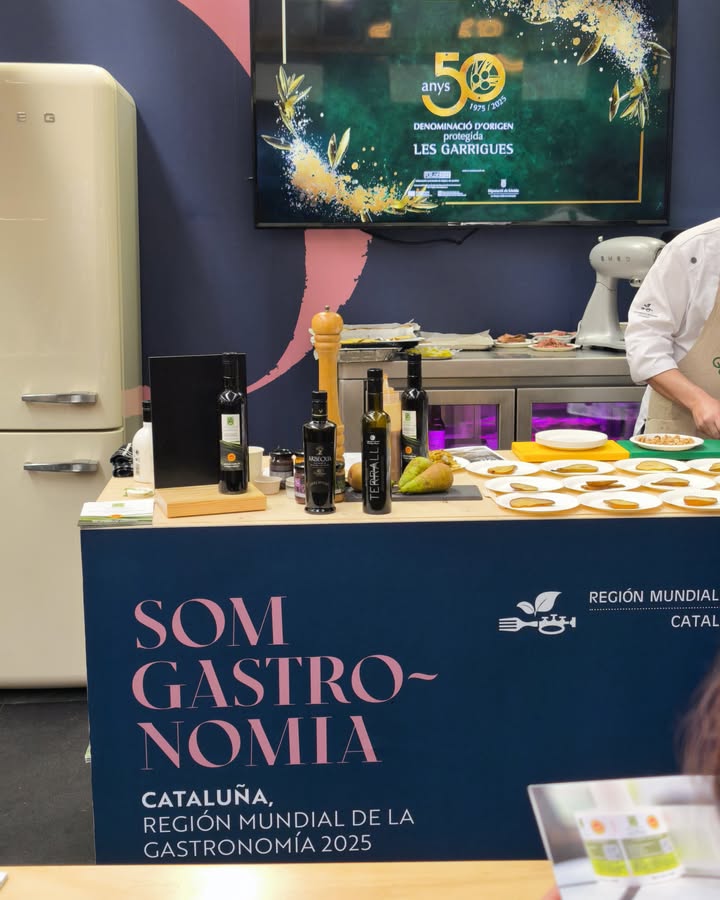 DOPLesGarrigues's tweet photo. Cata d’oli de la Cooperativa de Sant Isidre de les Borges Blanques en el marc de @GaliciaForum.

Un oli d’oliva verge extra amb certificat DOP Les Garrigues, elaborat amb cura, respectant l’origen i el saber fer de sempre. https://t.co/Jf8JILn4jF