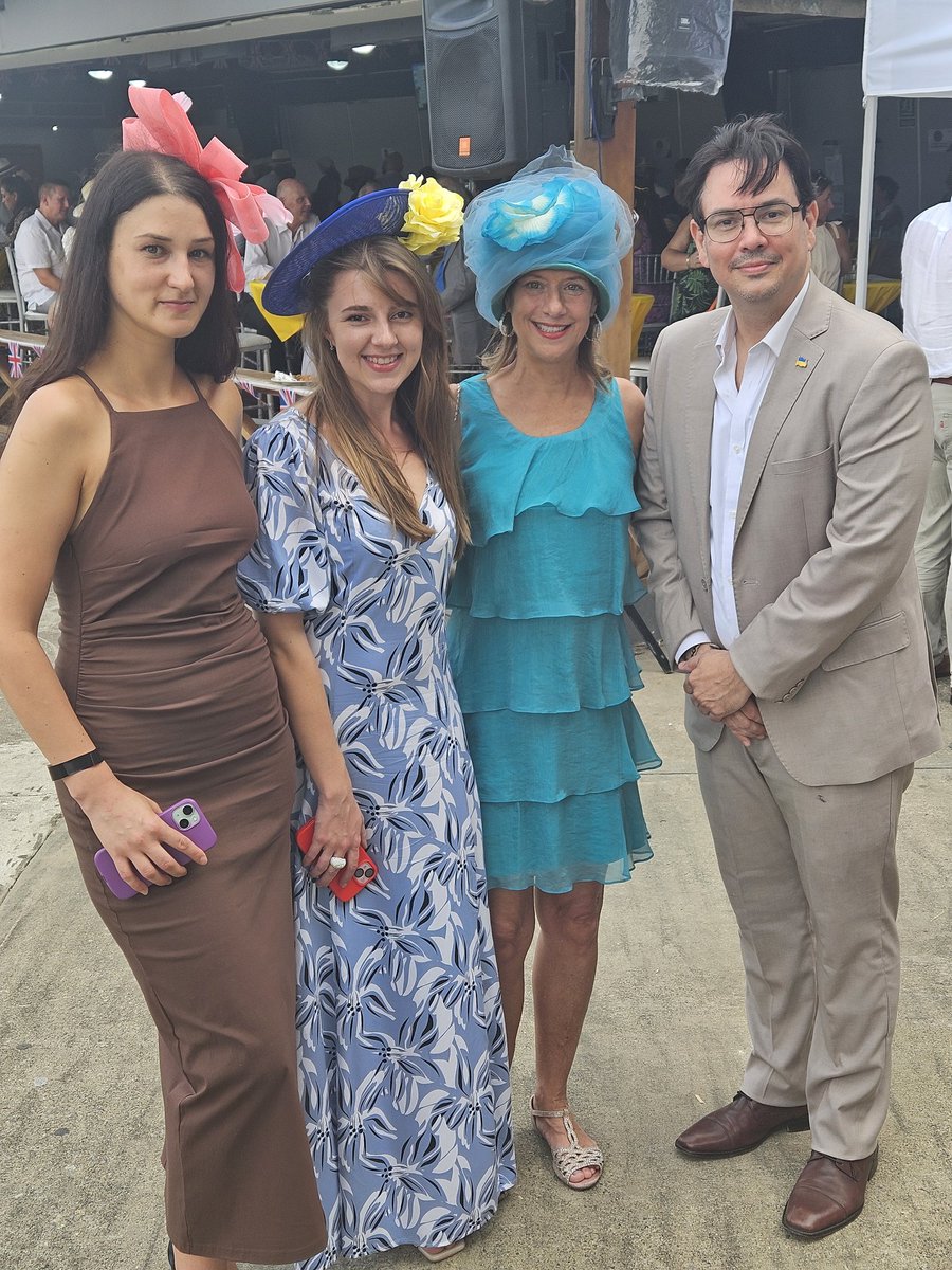 Consul Vukelja with Ukrainians and American girls at British Chamber "Day in the Races".🐎🐎