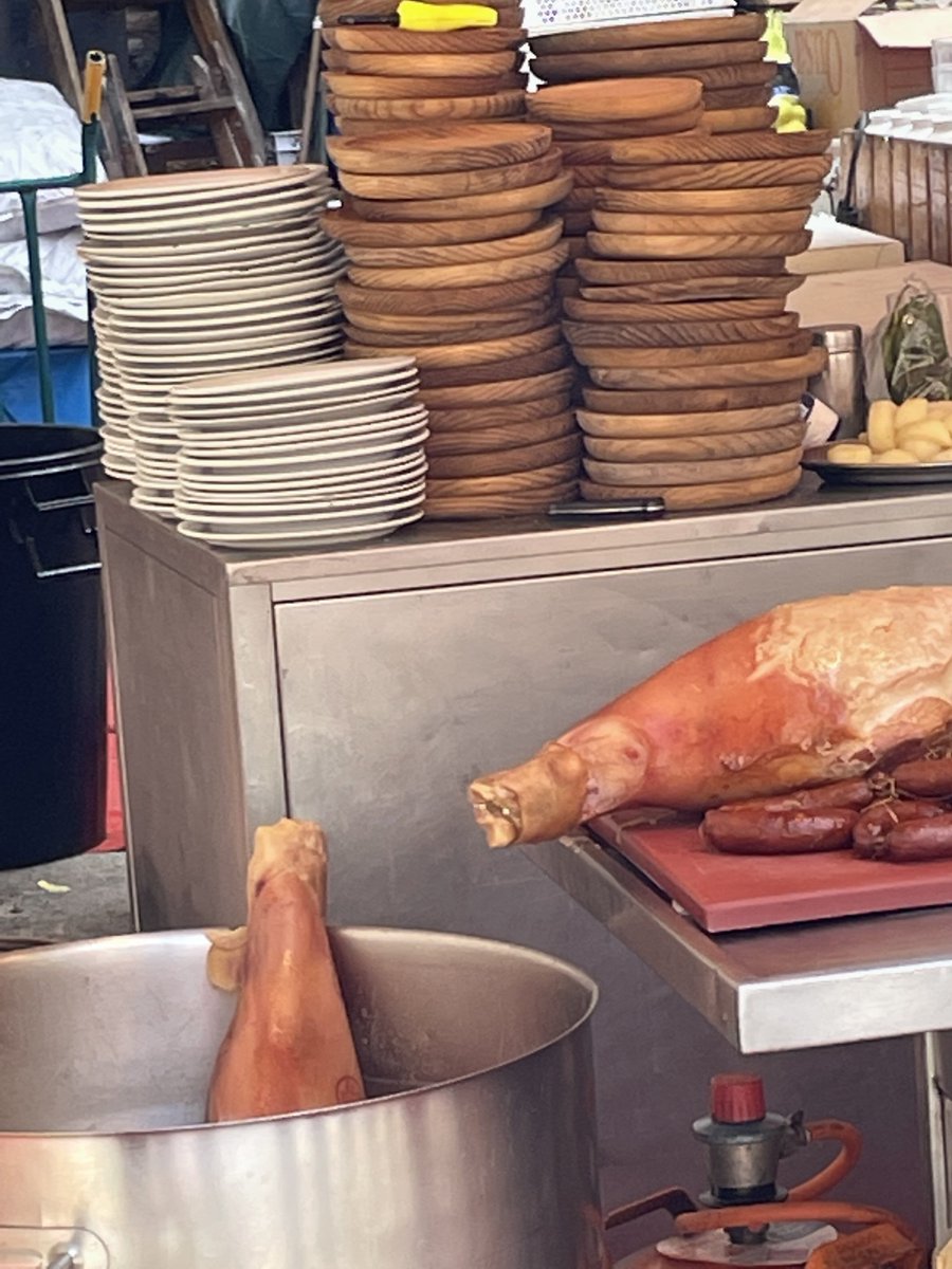 HorecaRestauran's tweet photo. #Hostelero!
🤮Recuerdas el #lacon y el #pulpo del #mercadomedieval?
Pues AHORA VUELVE
@MarisGalicia un evento SUBVENCIONADO POR @Xunta que consiste en montar un restaurante para 1500 personas en una Carpa d @puertovenecia
durante 3 semanas
NO es promoción ES COMPETENCIA DESLEAL https://t.co/hkmfcarbSs
