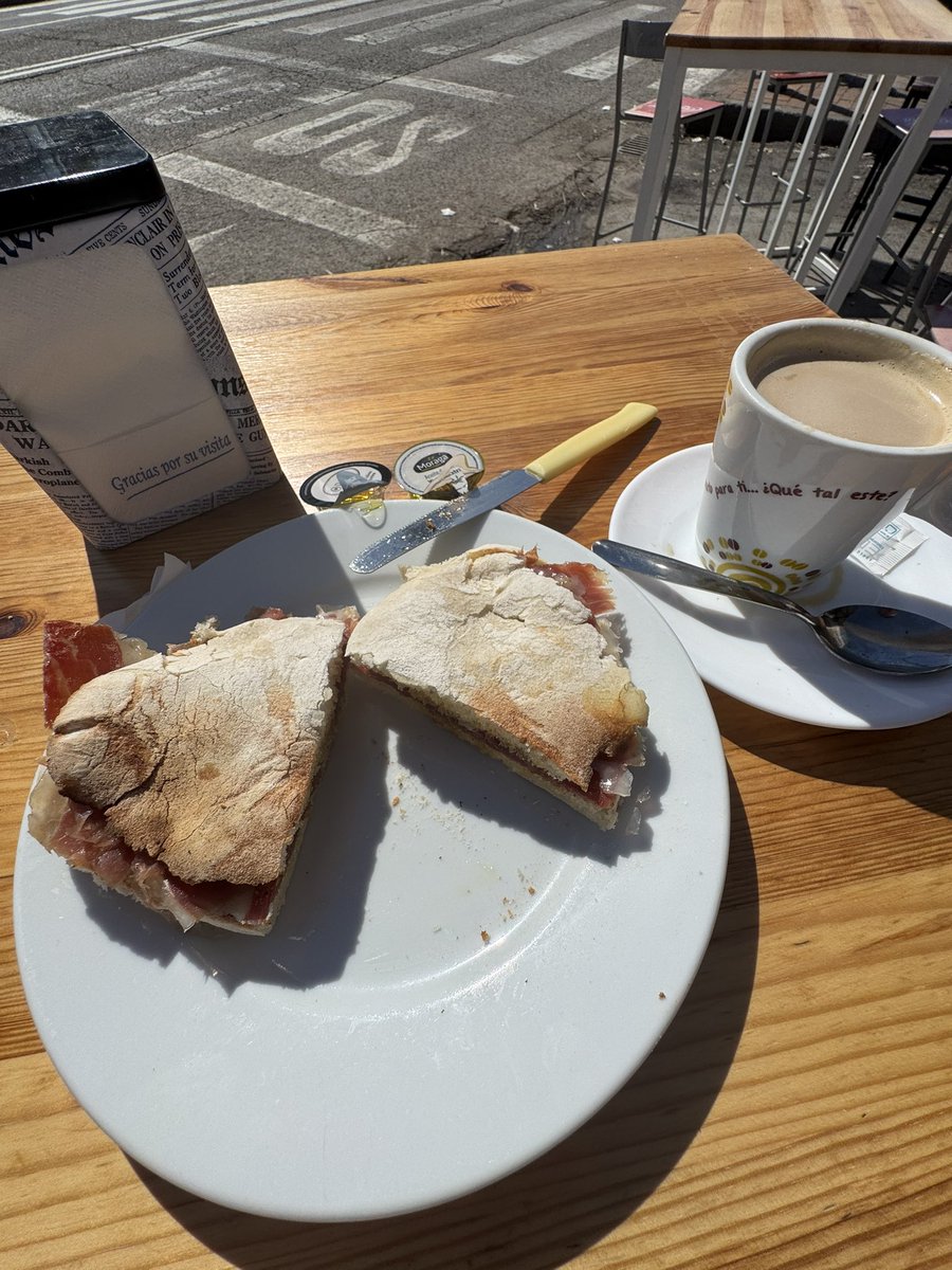 Un mojón a desayunar un plátano y un aguacate a las 5 de la mañana pudiendo desayunar esto al solecito. Moralmente superior a ti, musculitos.