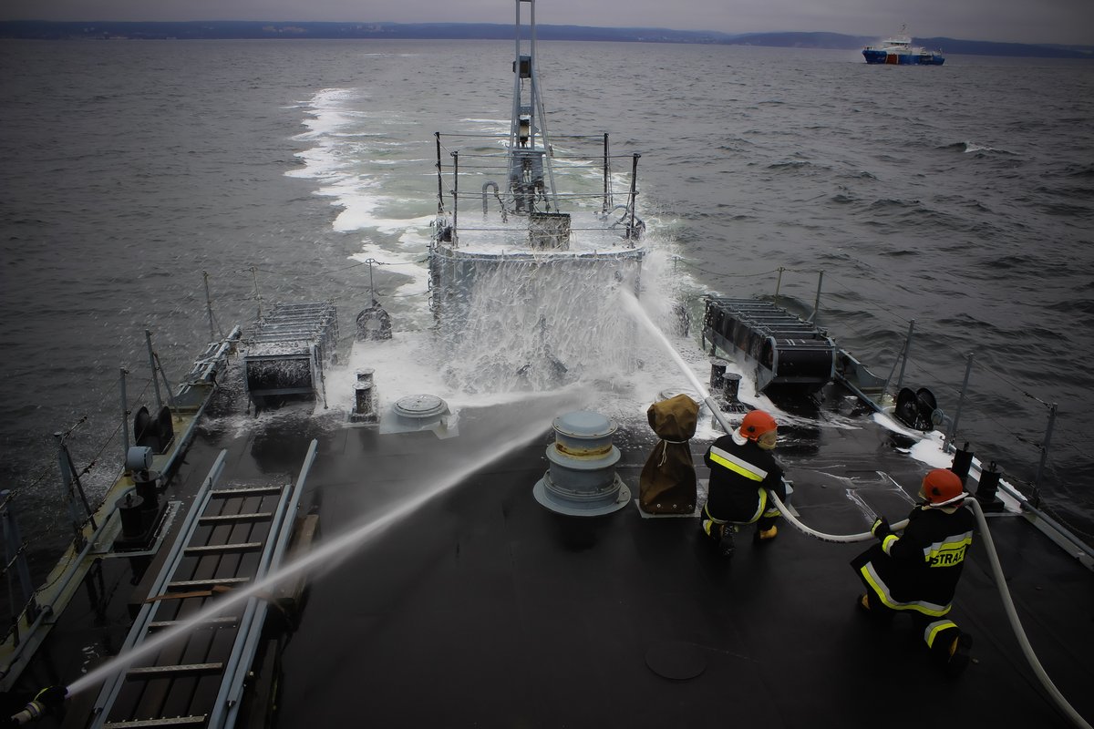 MarWojRP's tweet photo. Będzie więcej zdjęć ale najpierw załoga #ORPKaszub ⚓️🇵🇱 i patrolowiec Gen. J. Haller muszą opanować pożar 🔥. Ale spokojnie...‼️ to tylko ćwiczenia w ramach Okrętowej Grupy Zadaniowej #OGZ.
📷mł. chor. mar. Adam Dawidowski/3FO
#3FO #OGZ #3FOZawszeWierniBanderze #OneTeamOneFight https://t.co/DbyUhfcpXM