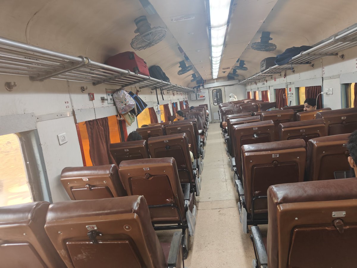 fazalharry's tweet photo. @SCRailwayIndia @IRCTCofficial @GM_CRly
@RailMinIndia please send any attendant to start AC, nothing is working. https://t.co/OdGYawcRTa