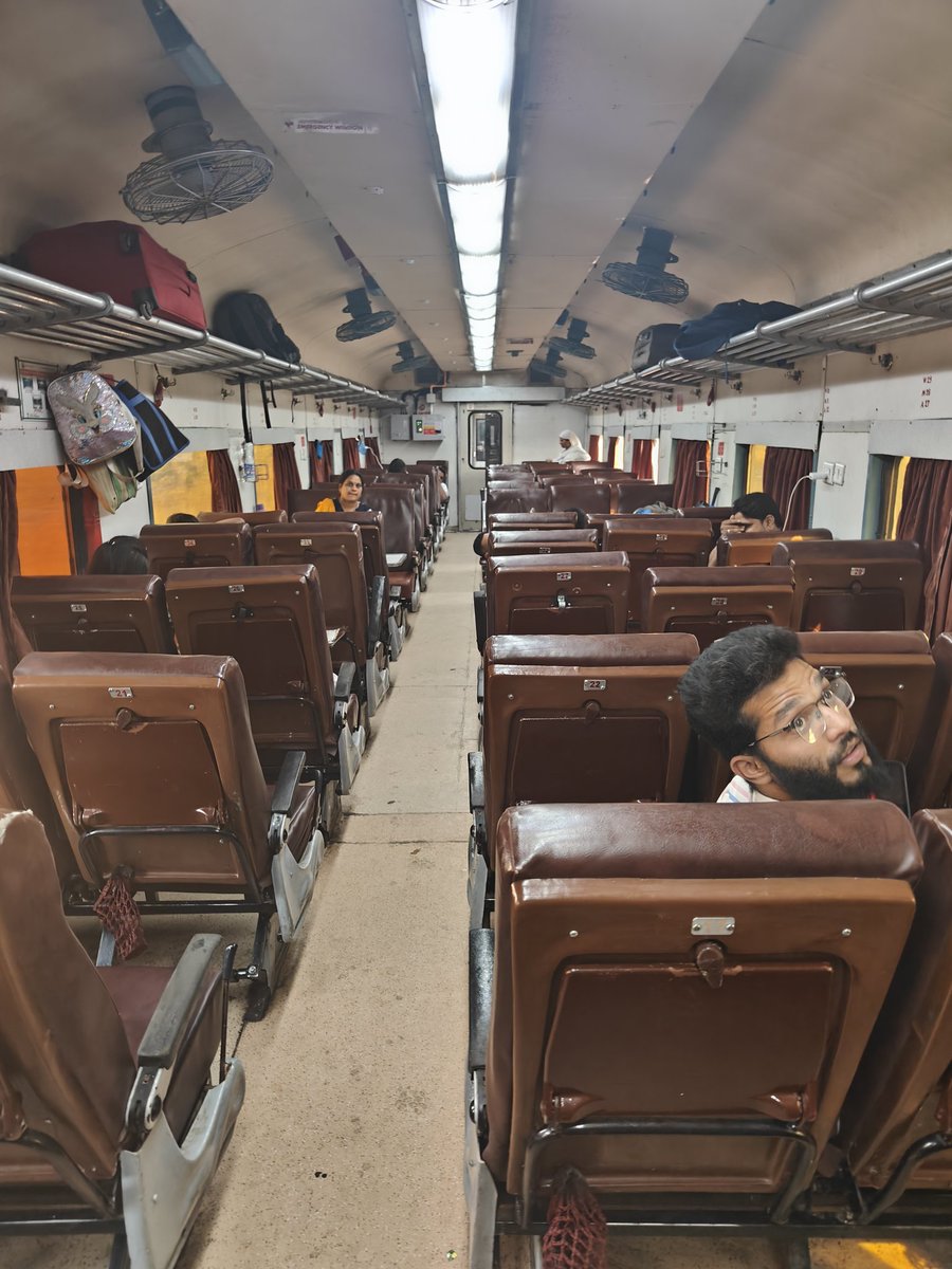 fazalharry's tweet photo. @SCRailwayIndia @IRCTCofficial @GM_CRly
@RailMinIndia please send any attendant to start AC, nothing is working. https://t.co/OdGYawcRTa