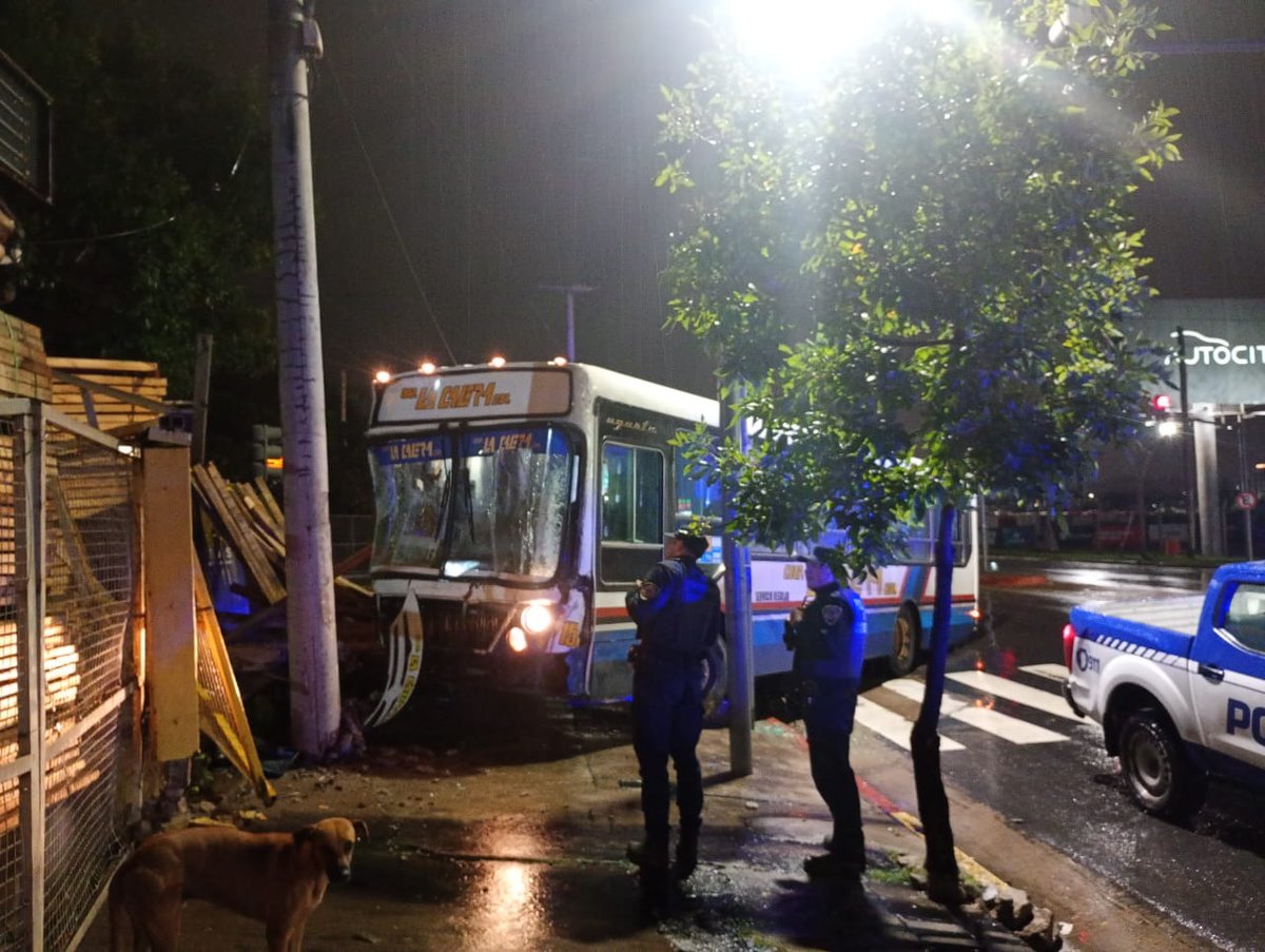 PoliciaCbaOf's tweet photo. ‼️ HACE INSTANTES | ACCIDENTE DE TRÁNSITO

🚍 Un colectivo que iba sin pasajeros se incrustó en un local en Av. Colon & Pasco, B° Quebrada de las Rosas.  

➡️ El conductor, por causas a establecer, perdió el control del vehículo impactando contra una maderera. Se hizo presente un servicio de emergencia diagnosticando al chofer control clínico, sin realizar traslado.