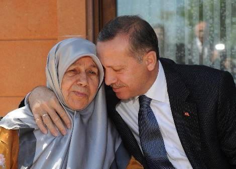 bensenben198639's tweet photo. #SeninleyizErdoğan #annesine 
Dün bir kaçtane sereften yoksun kişiler Cumhur Başkanımızın ve Hepimizin Annesi Tenzile Anneye hakaret etmiş ..Biran önce yakalanıp cezalarının verilmesini bekliyoruz . Baş Komutanımızin Emrindeyiz . https://t.co/imArI3oMML