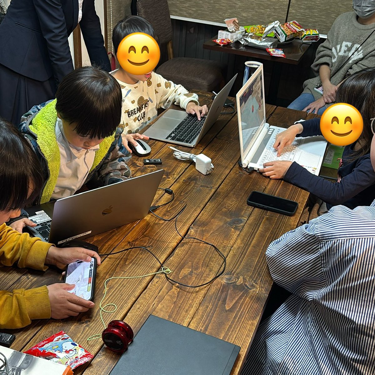 CoderDojoYao's tweet image. 昨日、3月34日、#CoderDojo 八尾 at yotteco 無事開催できました!
お馴染みのメンバーにプラスして、初参加のニンジャも一人。みんな楽しそうにマイクラやロブロックスをして過ごしてくれました😊
#大阪府 #八尾市
#プログラミング