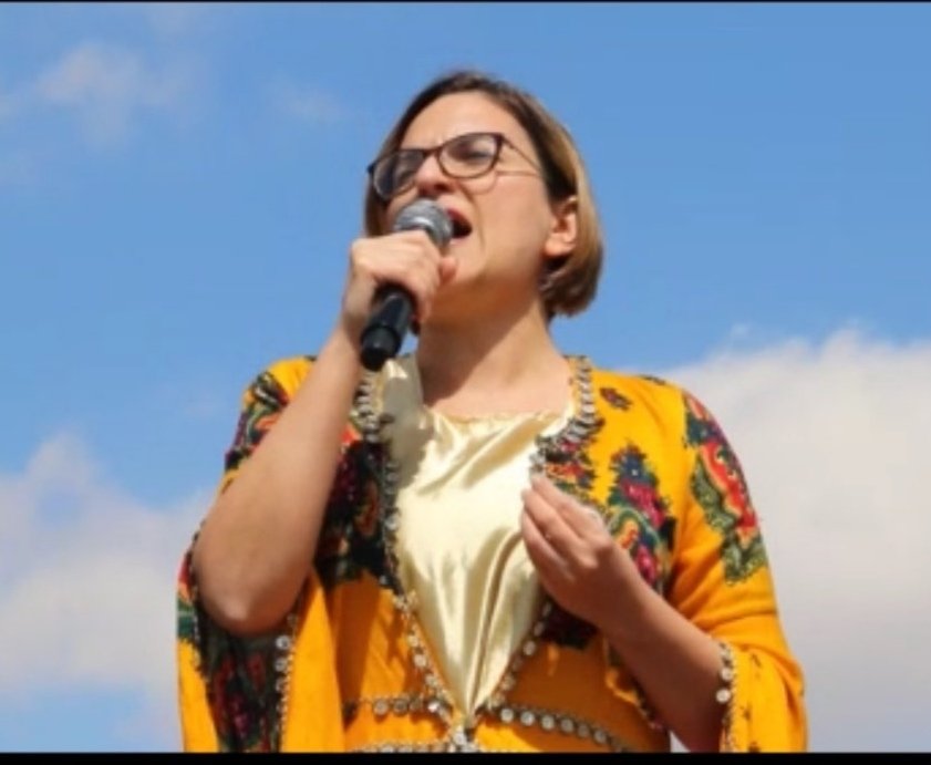 DEMzimancand's tweet image. Hevberdevka me Cemîle Turhalli piştî salan bi neviyên Pîrê Gijik (Sabrî Ozkan) ên ku li Elbîstanê li dora agirê Newroza Azadiyê pêxistî, govend gerand û bi ciwanên rêheval Fîdan Dogan re Newroz pîroz kir.  ✌️

#Mereş
#Elbîstan
#NewrozaAzadiyê