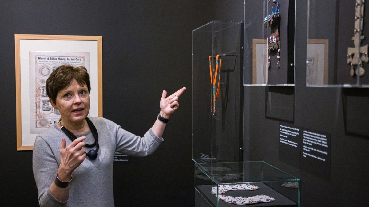 První komentovaná prohlídka výstavy Mezi divočinou a třeštícím velkoměstem - úterý 1. 4. 17:00. Výstavou provede Taťána Petrasová z <a href="/UDU_AVCR/">ÚDU AV ČR</a>