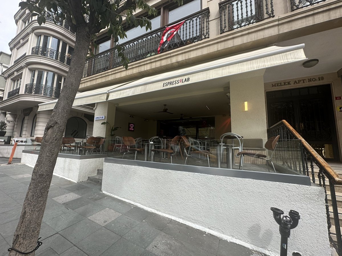 Dün akşam tıklım tıklımdı (Nişantaşı Mim Kemal Öke Cad) demek <a href="/eczozgurozel/">Özgür Özel</a> in yönlendirmesi çok önemli