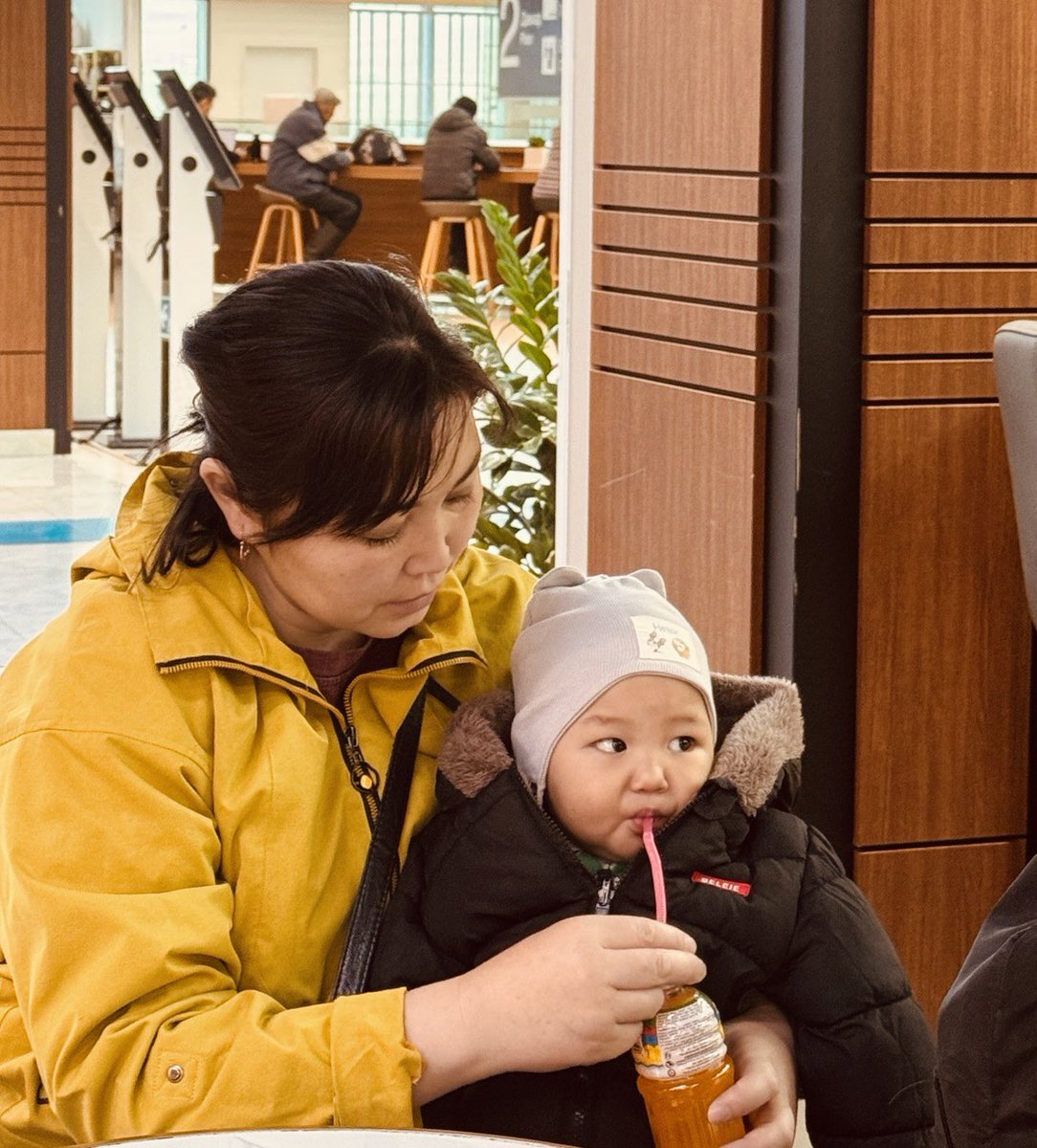 Киргиз-с ирсэн хавсарсан хүнд зүрхний хагалгаанд орсон сарт халимаг Эрмэк хүү буцлаа.
.. ээж н онгоцон дотороос уйлаад: өөртөө ч итгэхгүй бна. Миний хүү бүрэн эдгэсэн гэж бодохоор л баярлаад ... миний хүүд хүн бүхэн, Монгол эмч сувилагч нар бүгд ямар хайртай бсныг бодохоор ....