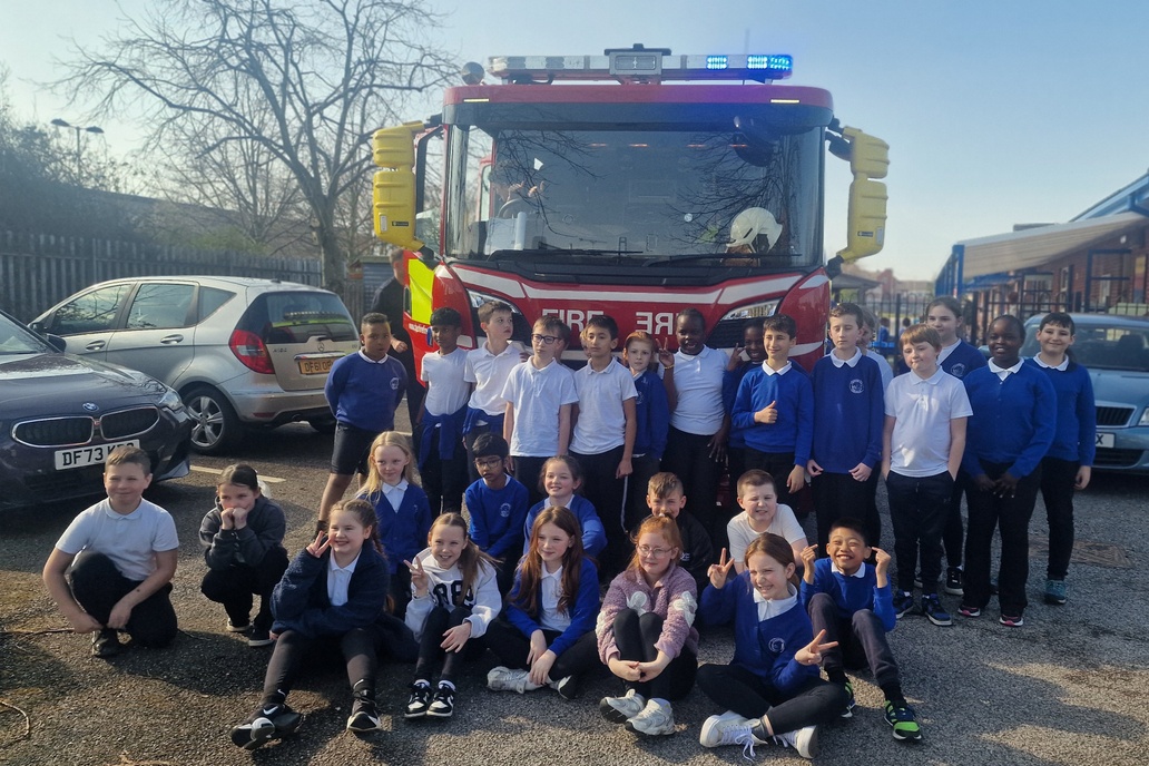 🚒 Blue Watch had a fantastic time visiting Cambridge Road Primary School! We spoke to a class about fire safety, watched some great videos, and took part in a fun quiz. Then, everyone got a chance to use the hose (almost soaking the teacher! 😂)!
