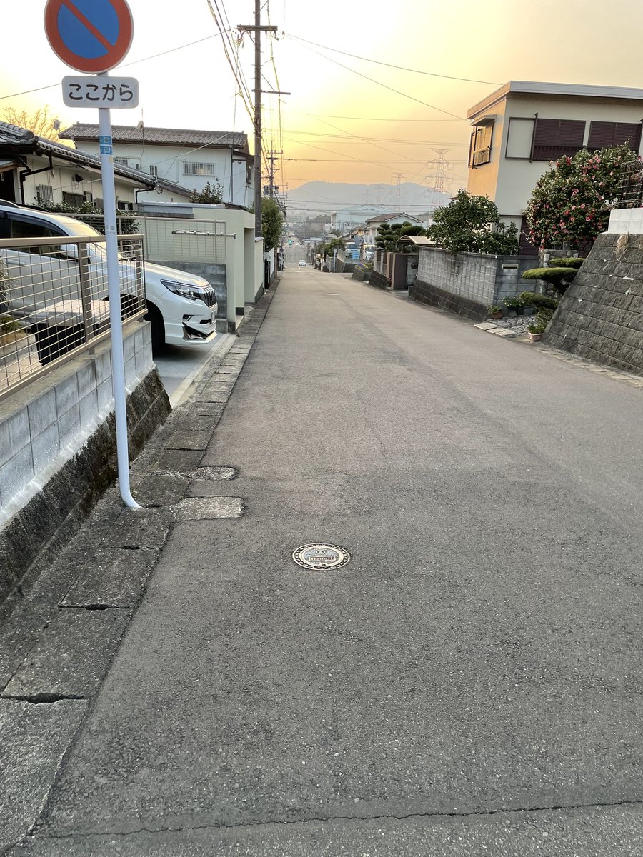 ダイエット14日目
もう2週間経ったのか！
歩いてたらこんな坂が現れたからジョグで登ってみた！
動画を撮ったんだけど手ブレと鼻息がやばいから静止画で下からと上からw

#みんなでダイエット 
#しゃっちょとダイエット