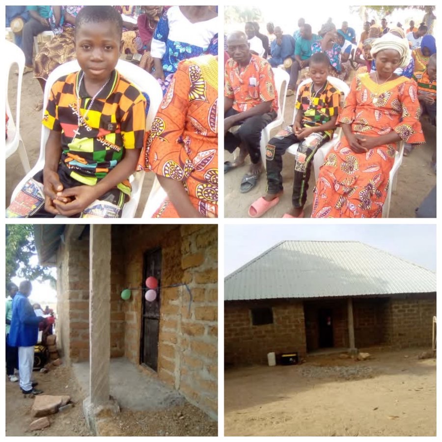NigeriaStories's tweet photo. Shocking 😳 

A 13-year-old boy had reportedly built a house for his parents using savings from his work in local mines in Akun Ejiba, in Nasarawa Eggon LGA of Nasarawa State https://t.co/92vq8tihE3