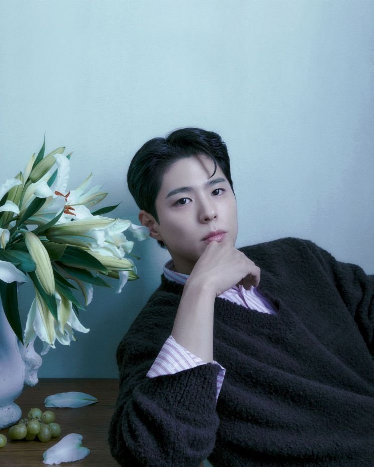 infodrakor_id's tweet photo. #ParkBoGum pas bahas karakter Gwansik #WhenLifeGivesYouTangerines 

"Kalau aku punya anak cewek, aku bakal bilang ke dia buat nikah sama orang kayak Gwan-sik. Aku nggak ngerasa Gwan-sik itu tokoh khayalan. Siapa tahu mungkin dia beneran ada di sekitar kita, cuma nggak keliatan aja. Orangnya pendiam tapi teguh, lebih banyak bertindak daripada ngomong dan bikin orang pengen nyandar ke dia. Pas akting, aku malah pengen menjadi seperti dia. Aku juga pengen jadi orang keren kayak Gwan-sik."

Emang marriage is not scary kalo suami lu gwanshik 😭😭🫶🏻

https://t.co/XCZMDqucsu