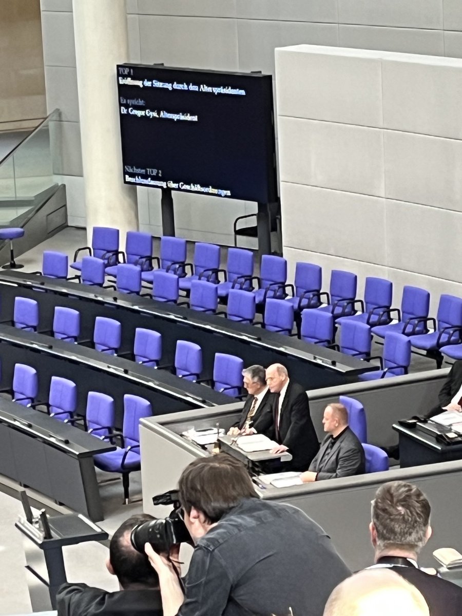 Mario_Kubina's tweet image. Einen „waschechten Ossi“ nennen sie ihn in @Linksfraktion: Gregor #Gysi (77) eröffnet als Alterspräsident die neue Wahlperiode im #Bundestag. @ARD_BaB @br24