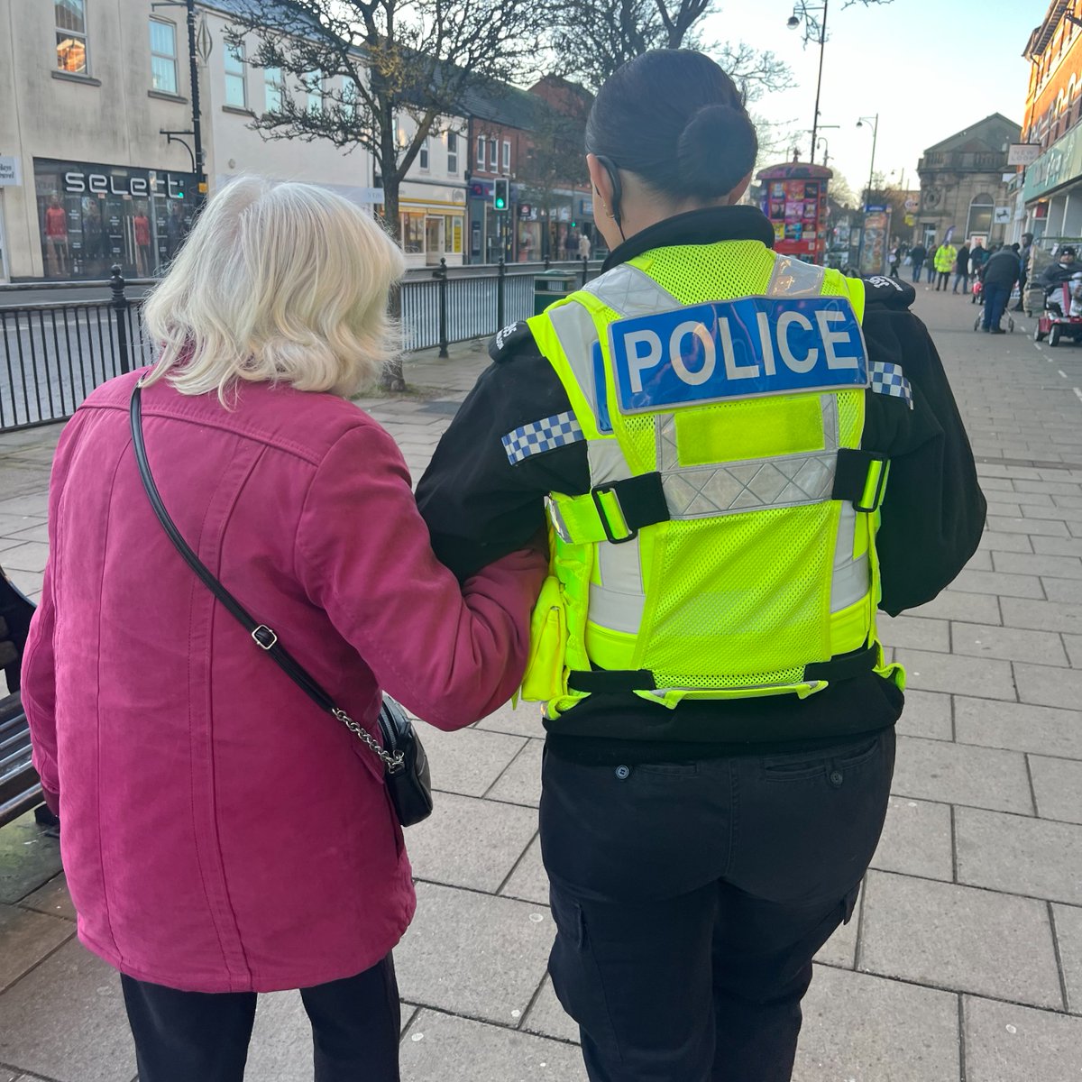 LincsPolice's tweet photo. PC Nicholson accompanies Joan to the bank to pay her savings back in after we recovered her money following a fraud. Unscrupulous individuals, pretending to be from "Barclays Fraud Team" convinced Joan to send cash in the post. Never send cash, never give cash to a courier. https://t.co/5Dklj7LQzq