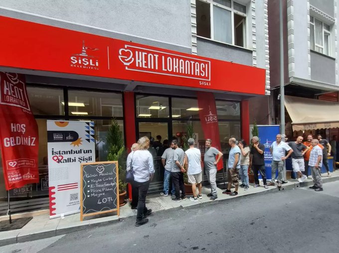 alicanuludag's tweet photo. Şişli'ye atanan kayyım, ilk iş olarak kent lokantalarını kapattı. Çünkü bu lokantalar, halktaki yoksulluğu yansıtan önemli bir göstergeydi. https://t.co/HSzDEmSPNv
