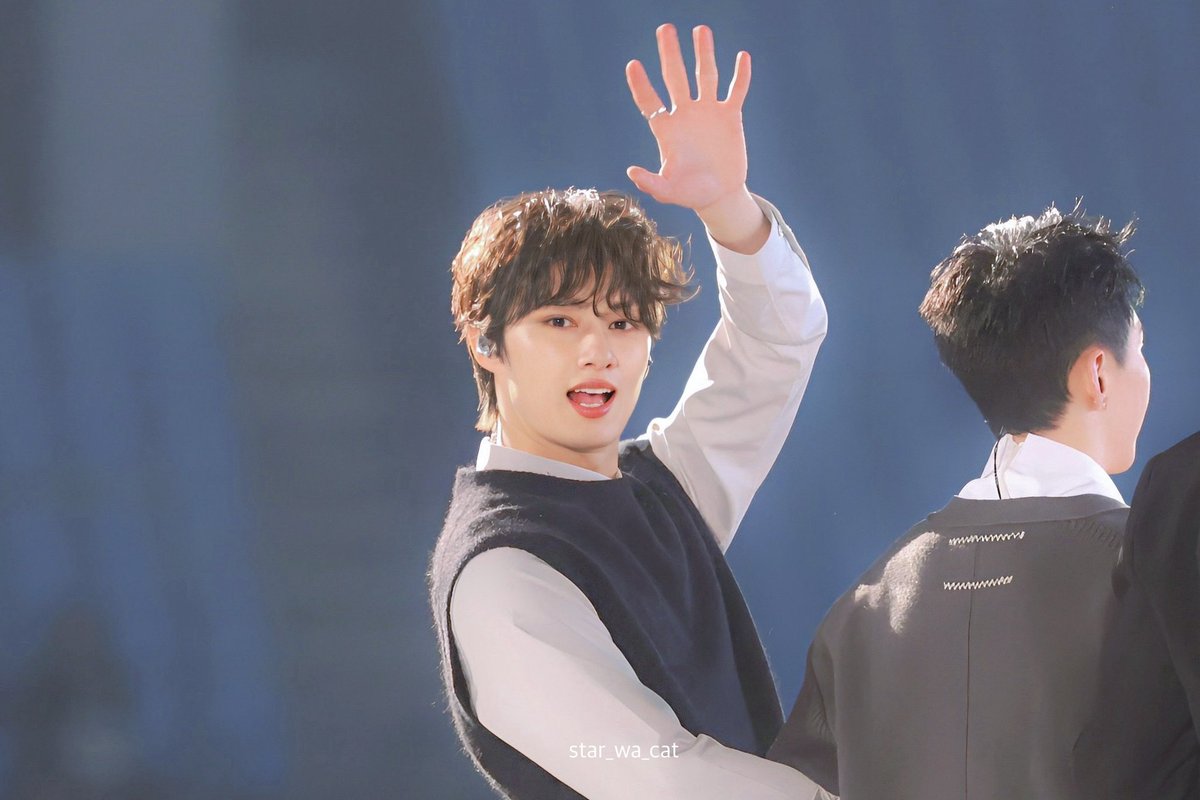 star_wa_cat's tweet photo. 250320 CARATLAND 

주나 오랜만이야 🐱💛

#준 #준휘 #문준휘 #JUN #文俊辉 #세븐틴 #SEVENTEEN https://t.co/Hgz4Mt2sps