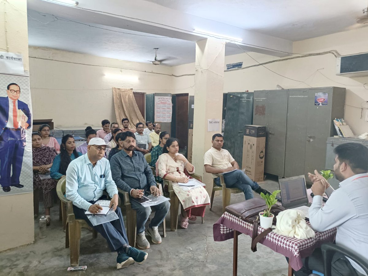 मंडल कार्यालय लखनऊ में दि. 24 मार्च 2025 को मंडल प्रबन्धक महोदय की अनुमति से "हिन्दी कार्यशाला" का आयोजन किया गया जिसमें सभी नामित अधिकारी,कर्मचारी उपस्थित रहे| इस अवसर पर अतिथि वक्ता श्री चंद्रशेखर चौरसिया(HAL) जी द्वारा संघ की राजभाषा नीति पर विस्तृत विद्वत्त व्याख्यान दिया गया