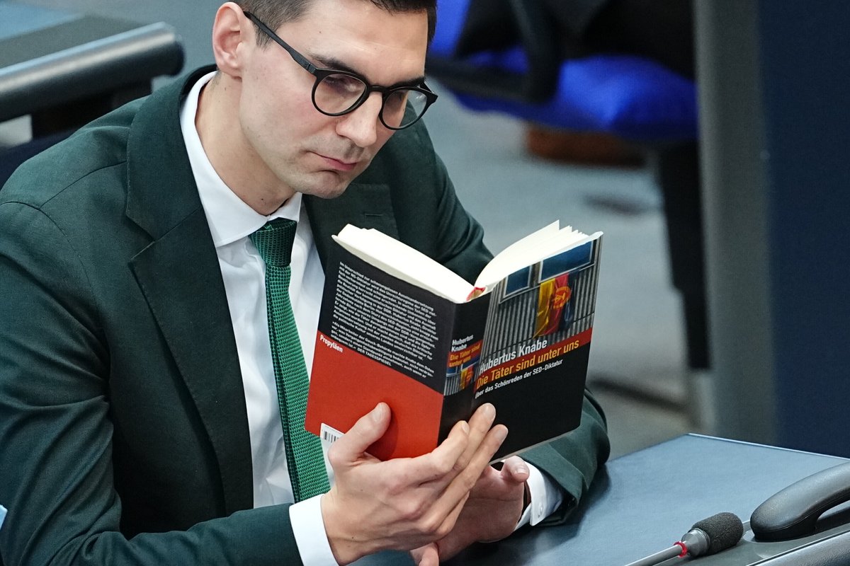 Während der zähen Rede von Gregor Gysi im Bundestag liest der Unions-Abgeordnete Sepp Müller das Buch „Die Täter sind unter uns“ des Historikers Hubertus Knabe – über die mangelnde strafrechtliche und gesellschaftliche Aufarbeitung der SED-Diktatur nach 1989.