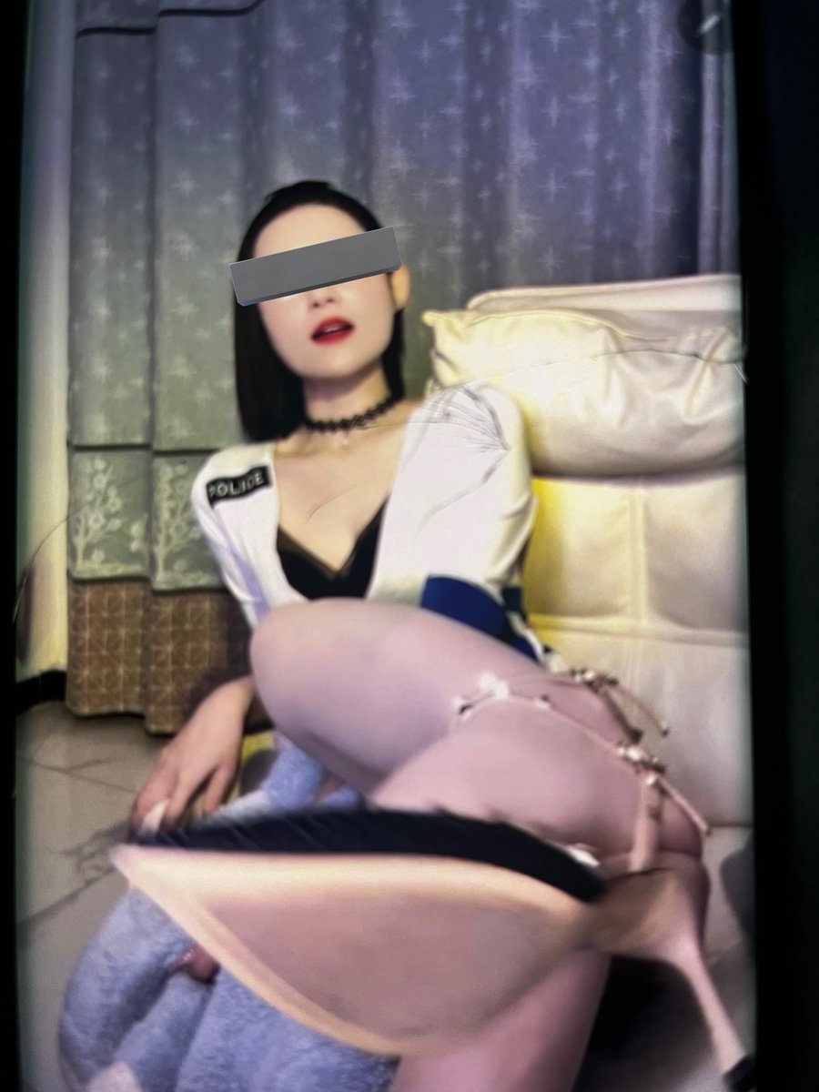 华伦天奴超有感觉一看就硬
 这款软件叫兔呼 是一款绿色的一对一视频平台 跟小姐姐视频通话 里面小姐姐的颜值很高 你可以问美女 让她给你看一下脚 挺不错的一个平台 2.3块钱一分钟 性价比很高 可以看不同美女的脚 几块钱不香吗 
安卓下载地址：invite.uyudao.com/users/invite?u…
iOS：“恋小宝”