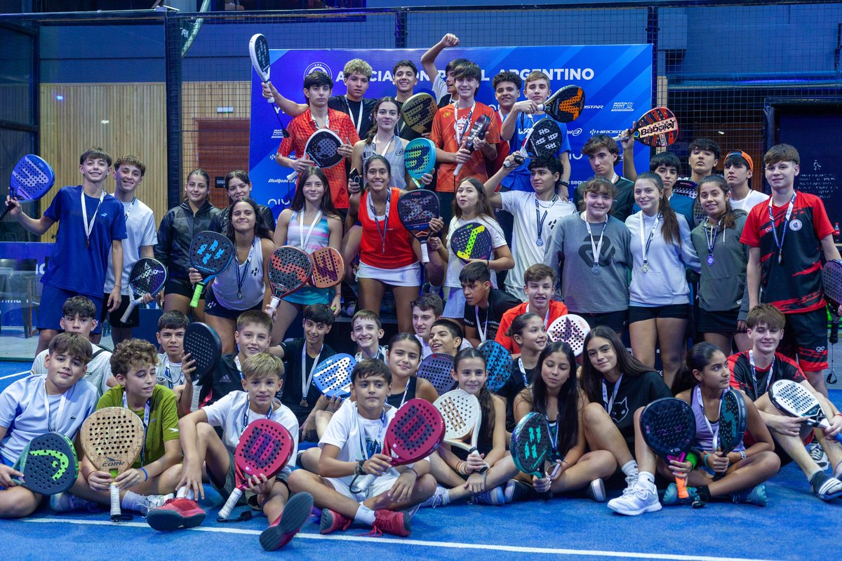 Padel_APA's tweet photo. Pasó la primera fecha de los Selectivos de Menores en Neuquén, una sede nueva a la que APA apostó, para seguir impulsando el pádel en todo el país. Contamos con la participación de 250 parejas y podes ver los resultados en https://t.co/QLo7chZbYQ
#APA #ElSemillero https://t.co/rw2pQP2AuX