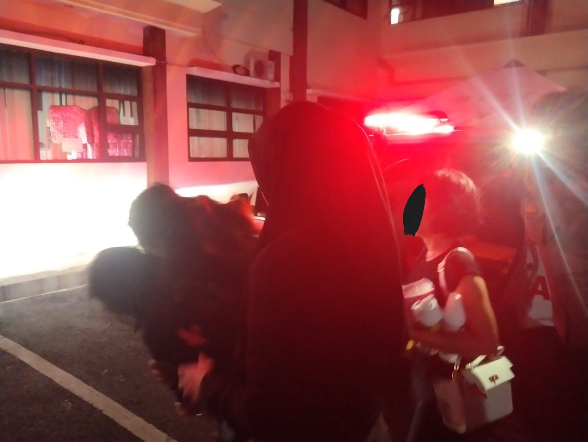 barengwarga's tweet image. 📍KARAWANG | Kondisi terakhir yang bisa didokumentasikan

Total ada sekitar 7 mahasiswi dari ambulans dan ada juga yang dibawa mobil polisi ke Polres.

Tim medis dilarang oleh polisi untuk mendekat ke para korban.