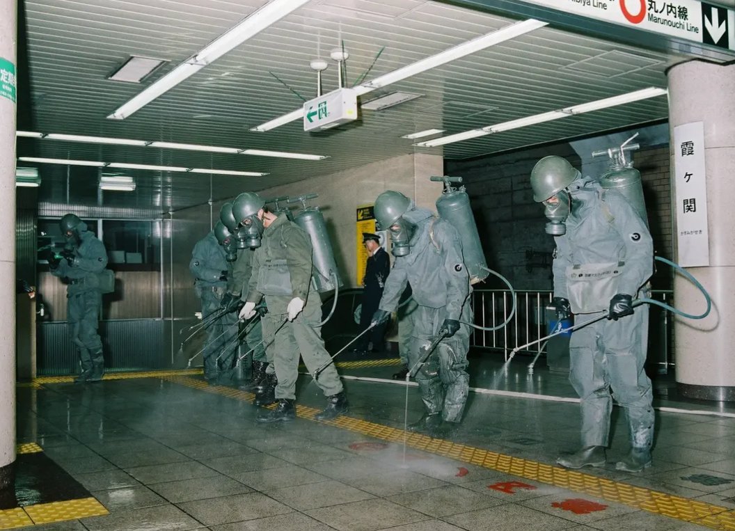 もう30年前の話なのか…。"地下鉄サリン事件"と言ってもピンとこない人も増えてきたと思う。1月に起きた阪神淡路大震災の傷が癒えぬ中,報道は東京地下鉄にサリンをバラ撒いたオウム真理教一色となった。その汚染された車輌を命懸けで除染したのが陸上自衛隊化学防護隊。なお予備自衛官の訓練ではほぼ毎