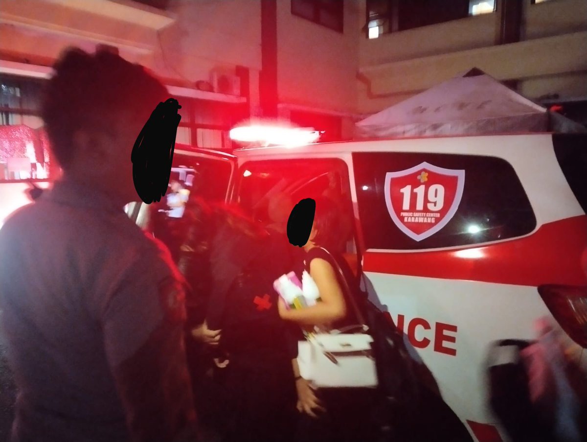 barengwarga's tweet image. 📍KARAWANG | Kondisi terakhir yang bisa didokumentasikan

Total ada sekitar 7 mahasiswi dari ambulans dan ada juga yang dibawa mobil polisi ke Polres.

Tim medis dilarang oleh polisi untuk mendekat ke para korban.