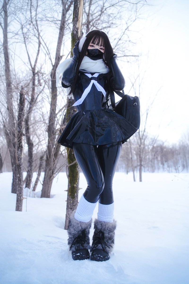 ラバースーツ × エナメルセーラー服

初めて体感温度-12度の雪原で撮影してきた……！❄️