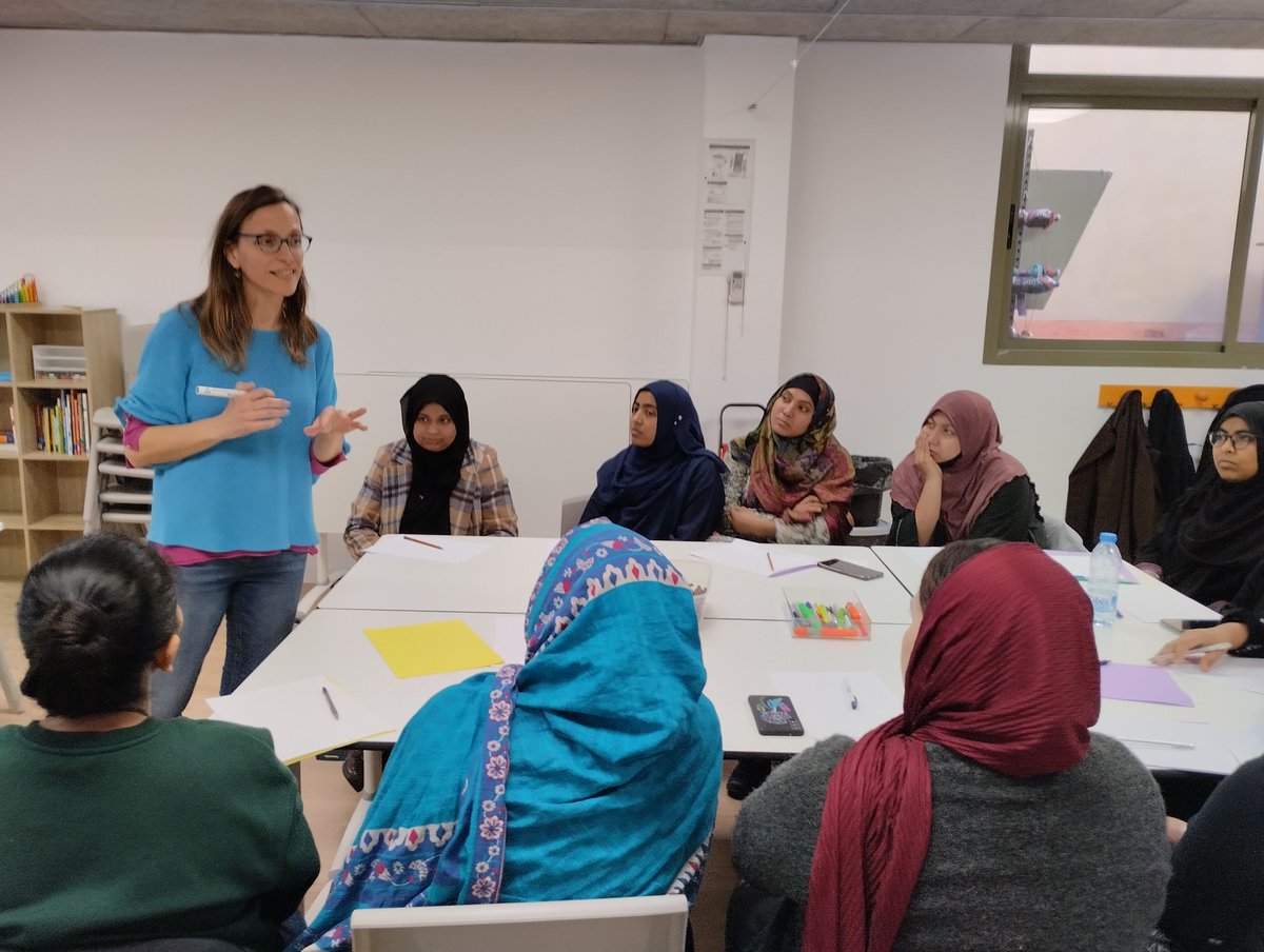 📢 El 26/2, vam impartir un taller sobre emprenedoria col·lectiva a 13 dones del Programa "Casal Familiar del Raval" @casalinfantsraval. Van explorar el cooperativisme i la viabilitat d'una cooperativa d'arranjaments de roba. Teixint oportunitats! #XarxaEmprèn #CasalInfants