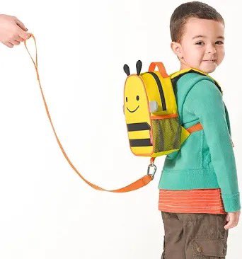 最近は可愛いハーネスも多いからね。
あと小さい子供は大人と手を繋いでると、ずっと手を上げた状態だから時間が経つと辛いのよ。 