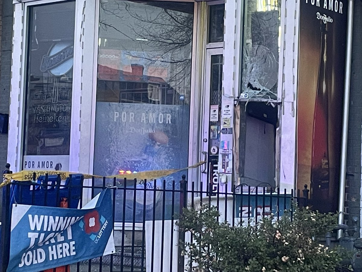 #BREAKING: Suspects smash window of Hamilton Liquor on Georgia Ave NW and steal ATM

Now, DC Police searching for a large white ford pickup w/ MD tags 5FD0899, w/ chains &amp; dual wheels on the back

This happened around 5:15am. Police still working to contact store owner. <a href="/wusa9/">WUSA9</a>