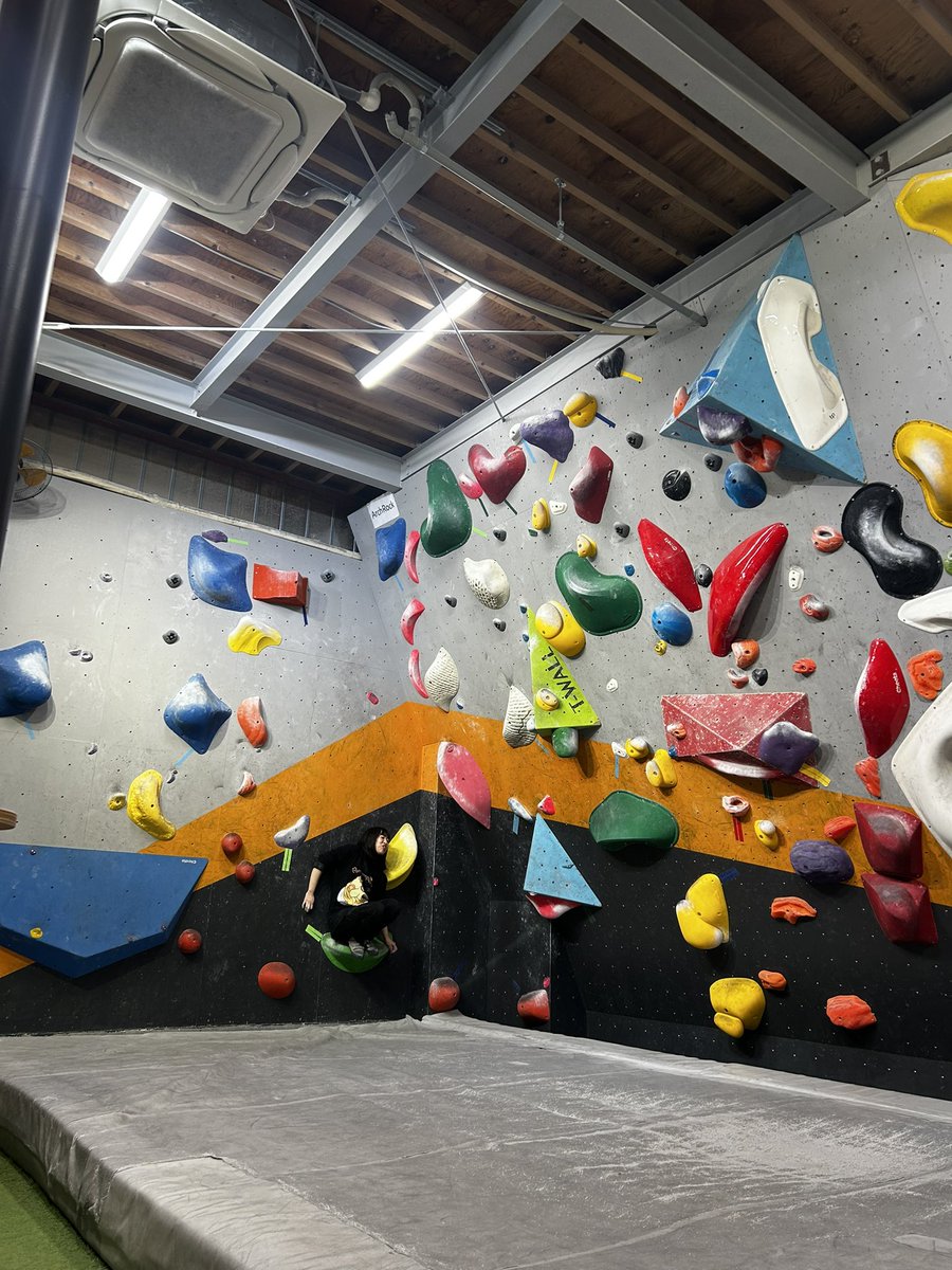 chalten_gcc's tweet image. 〜普段の活動〜
学習院大学スポーツクライミング愛好会Chaltenです！
普段は写真のようなボルダリングジムで日々壁と向き合っています！部員とおしゃべりしながら和気あいあいとした雰囲気で活動しています🌸初心者大歓迎！
 #春から学習院  #春から学女  #春からgwu
 #春からGU