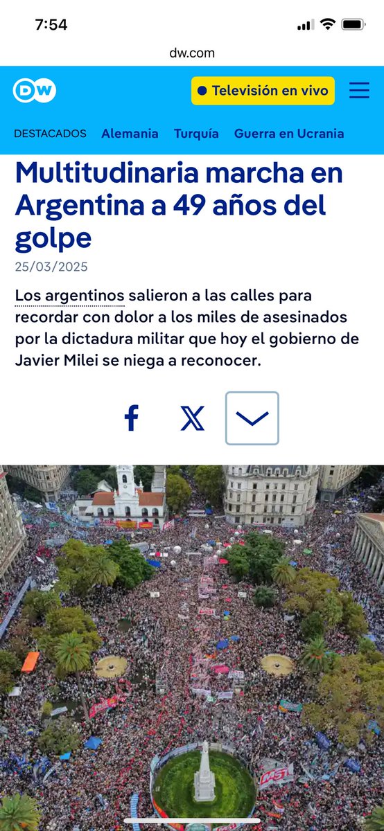 ferreyragerardo's tweet photo. La gigantesca marcha contra el golpe Cívico,Militar,Empresario y Eclesiástico fue tan impactante q hoy es tapa de las web del mundo.Porque esta vez su contenido fue contra el Negacionismo y la Reivindicación del Genocidio del actual Gobierno de Milei. #Son30.0000! https://t.co/LvD1fr5yep