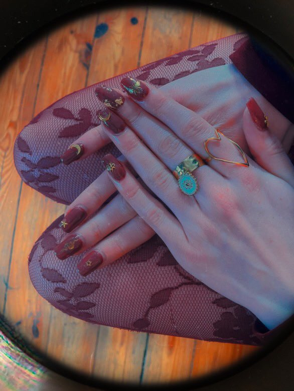 karmasab1tch_'s tweet photo. première fois je faisais les ongles à qlqun j’ai dead https://t.co/cXnM1TUwfO