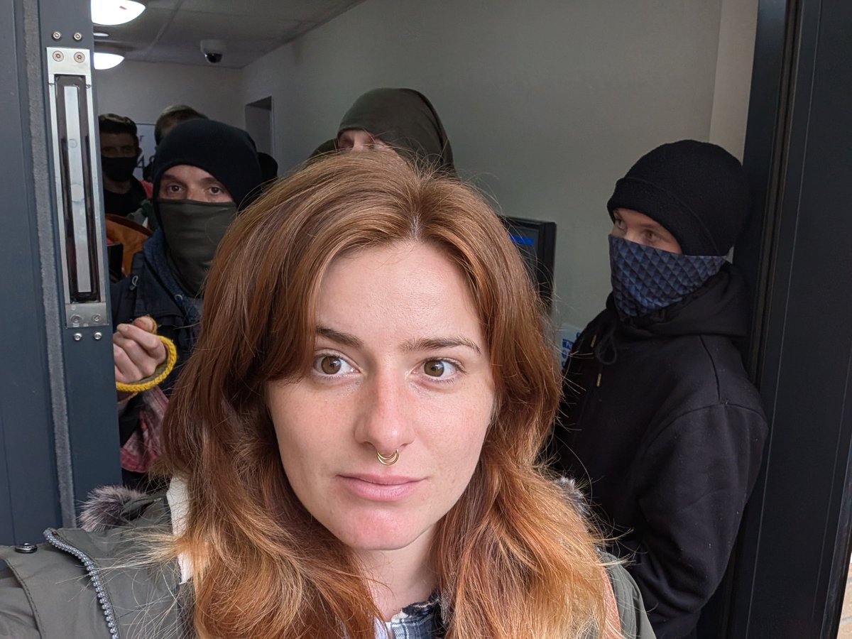 WilksBecca's tweet image. Still here, still strong! We&apos;ve held the line for more than 2 hours so far. Police are busy trying to figure out how they can legally facilitate the eviction of a vulnerable refugee Muslim family during Ramadan. All we&apos;re asking is the eviction be called off. @cardiffcouncil