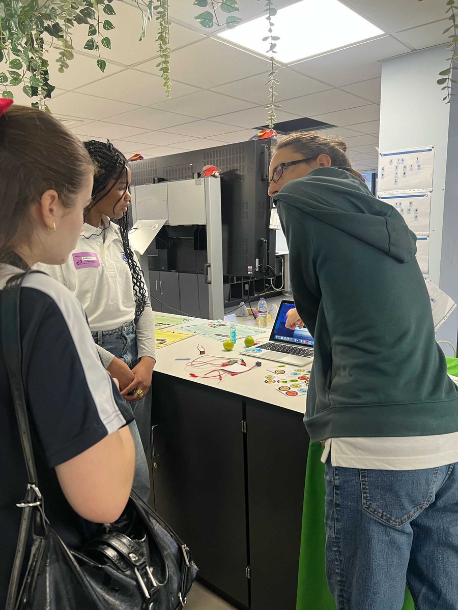PreparedLab's tweet image. Alex and Robyn had an amazing day engaging the children of Wapping High School in the fascinating world of animal behaviour! @ASABeducation @WappingHigh #nationalscienceweek #animalbehaviour #outreach