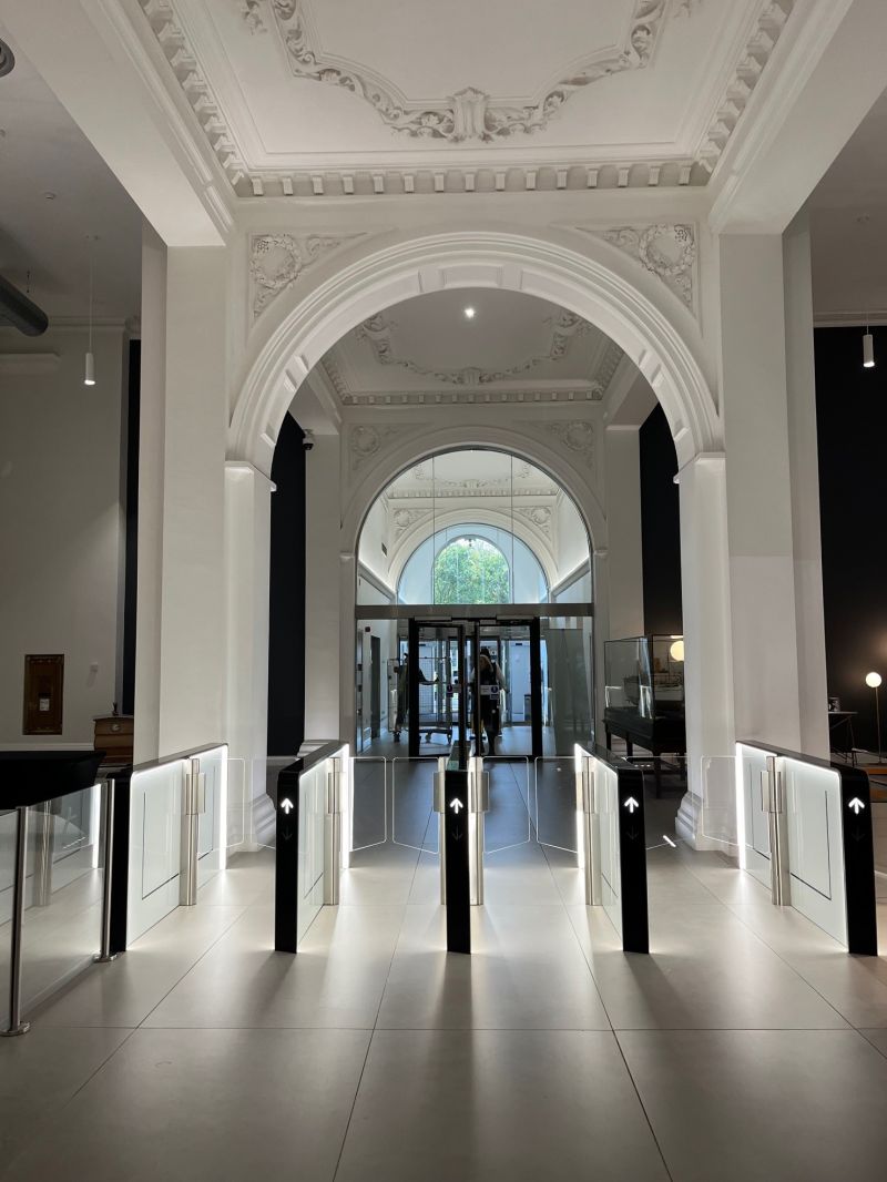 Did you know? 

We have over 950 people working from #theroyalliverbuilding daily and our enhanced social spaces provide the perfect setting in which to connect, collaborate, network and relax!📍 
 
#placetodobusiness #officespace #occupiercommunity