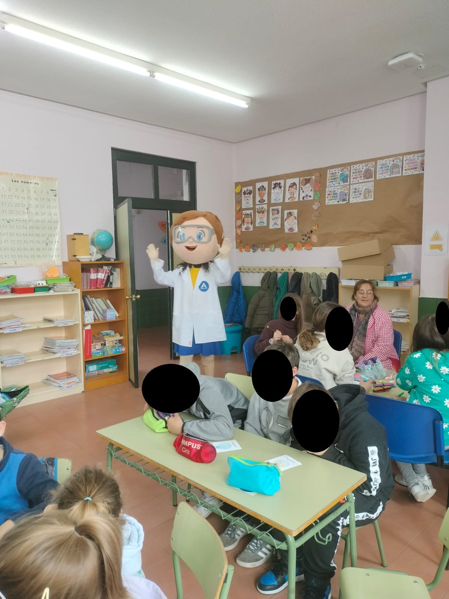 Para celebrar el día del agua, las chicas de ALS se acercaron a nuestro centro para trabajar la concienciación sobre este recurso tan importante. Además, tuvimos la suerte de recibir la visita de la auténtica "María Pipeta". Un encuentro que fue una "pasada" (por agua).