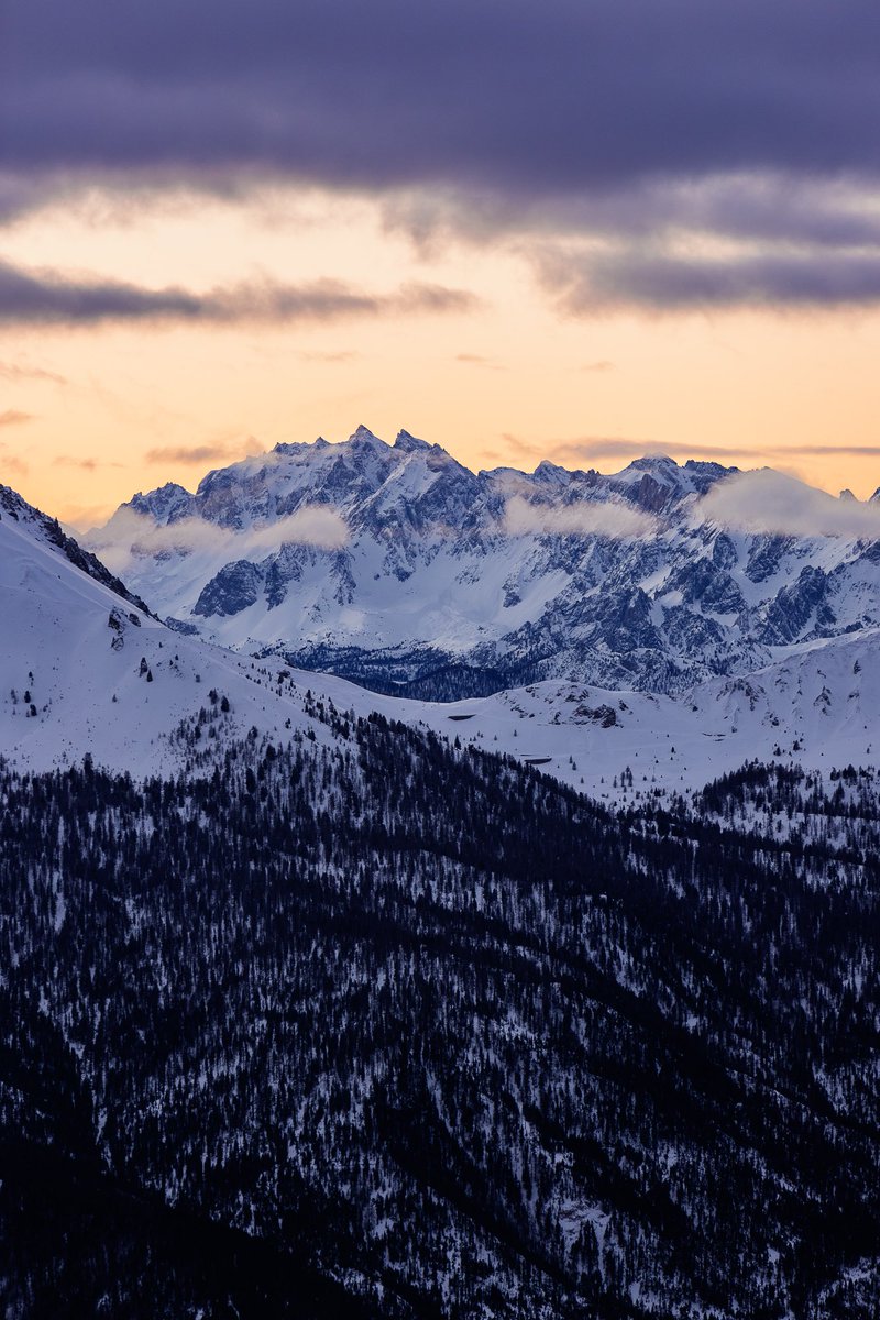 J’ai pris un immense plaisir à découvrir Montgenèvre, et je sais que je vais y retourner : France - Italie, super rapport qualité prix, magnifiques sommets, mélèzes, bel enneigement, saveurs, il y a tout ! L’article : itinera-magica.com/skier-montgene…
📸 : Caro Hikes&amp;Travels et moi