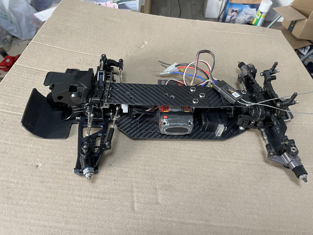 soraripipijiji's tweet photo. tl01改FF&4WS、形になった。
あとはモーターとサスをインストールしたらとりあえず走り出せる!ただ、防塵の為のインナーカバーも作ろう。
ボディは塗料が余っ…イヤイヤ黒がしっくりきそうだったのでそうしてみた。
試走は早くて来月になりそうだなー
#tl01
#FFバギー
#4WS https://t.co/EqtcfAco4f